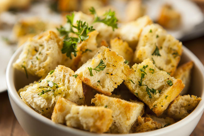 Faça croutons caseiros para incrementar as suas saladas