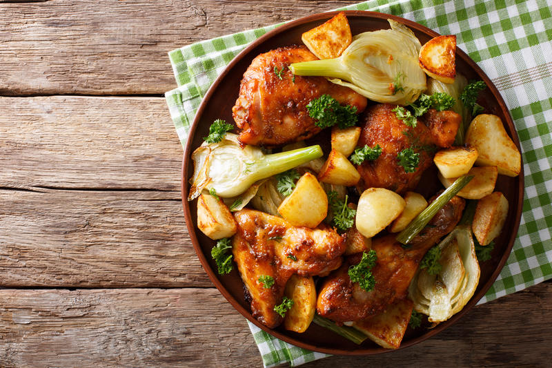 Cómo cocinar muslo de pollo horneado con papas Cómo cocinar muslo de pollo horneado con papas