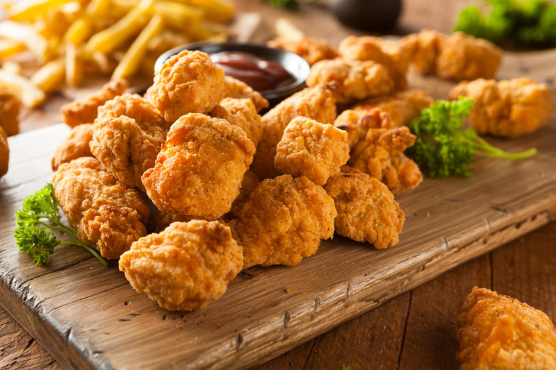 Pollo frito crocante, seco por fuera y suculento por dentro Pollo frito crocante, seco por fuera y suculento por dentro