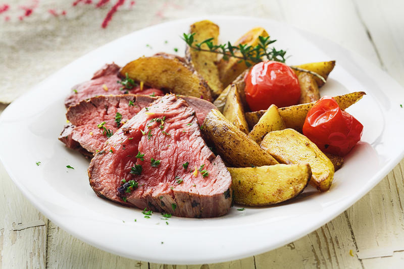 Carne assada com tomates e cebola Carne assada com tomates e cebola