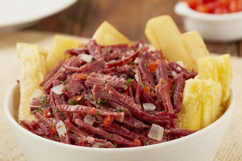 Como fazer carne seca com mandioca Como fazer carne seca com mandioca