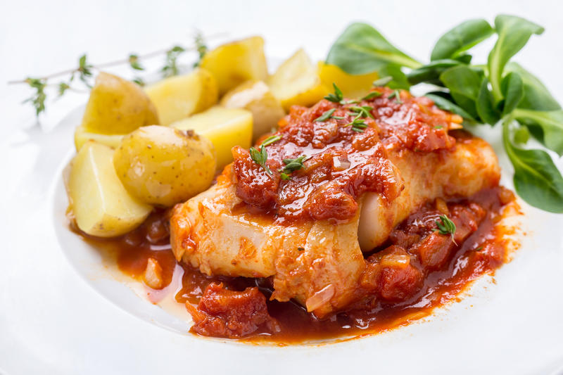Receita de filé de merluza cozido ao molho de tomate Receita de filé de merluza cozido ao molho de tomate