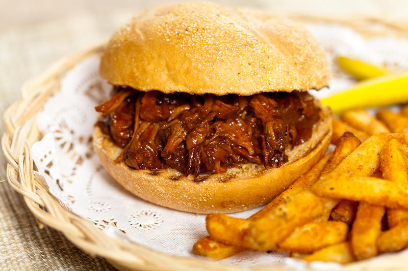 Como fazer sanduíche de pulled pork com molho barbecue caseiro Como fazer sanduíche de pulled pork com molho barbecue caseiro