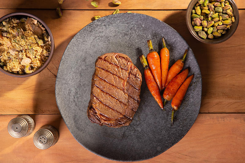 Como fazer bife ancho com farofa de pistache e cenouras glaceadas Como fazer bife ancho com farofa de pistache e cenouras glaceadas