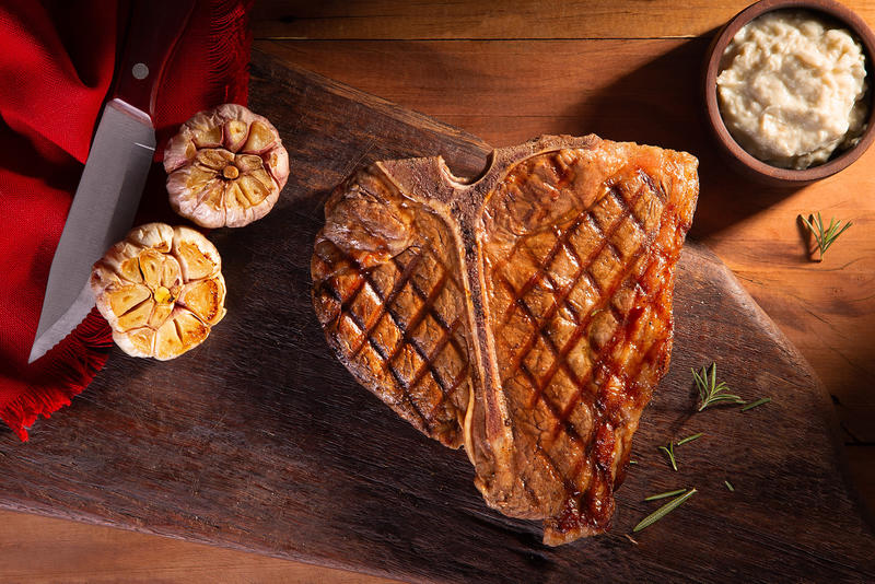 Como fazer t-bone com batatas e pasta de alho Como fazer t-bone com batatas e pasta de alho