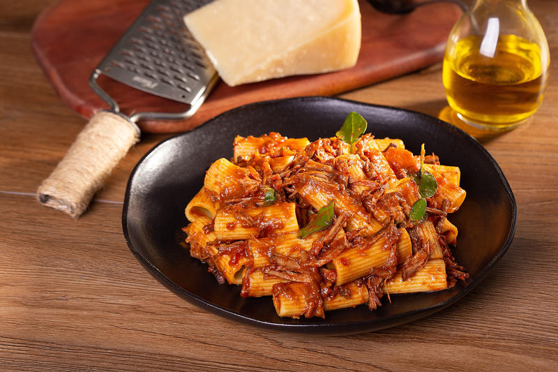 Receita de Rigatoni com Ragu de peito bovino e creme azedo Receita de Rigatoni com Ragu de peito bovino e creme azedo