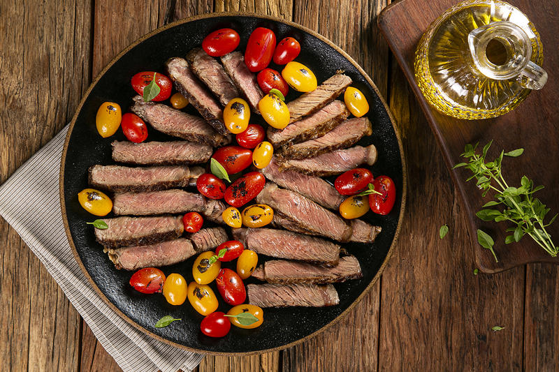 Bife de chorizo na brasa com mix de tomates Bife de chorizo na brasa com mix de tomates