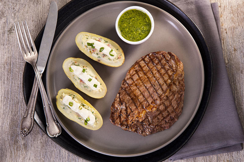 Como fazer entrecôte com pesto e batatas recheadas Como fazer entrecôte com pesto e batatas recheadas