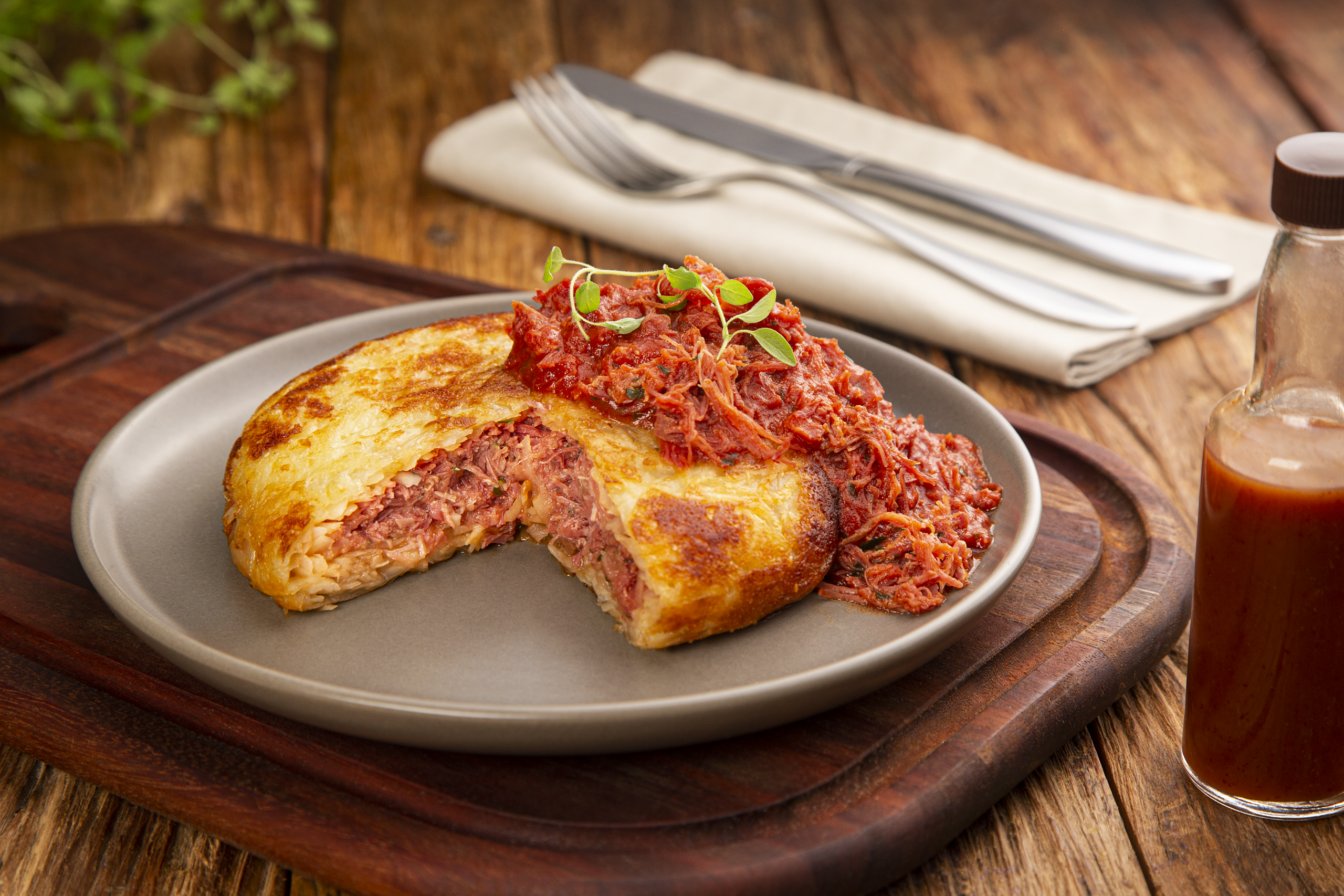 Batata rosti recheada com carne seca Batata rosti recheada com carne seca