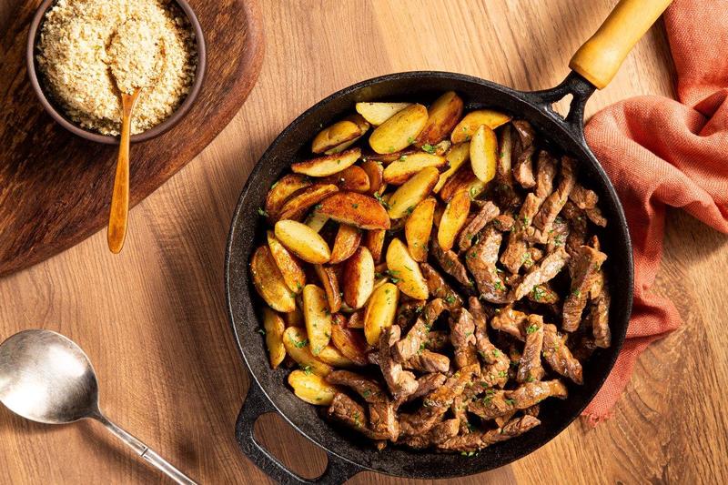 Como fazer tiras de coxão duro com batatas douradas Como fazer tiras de coxão duro com batatas douradas