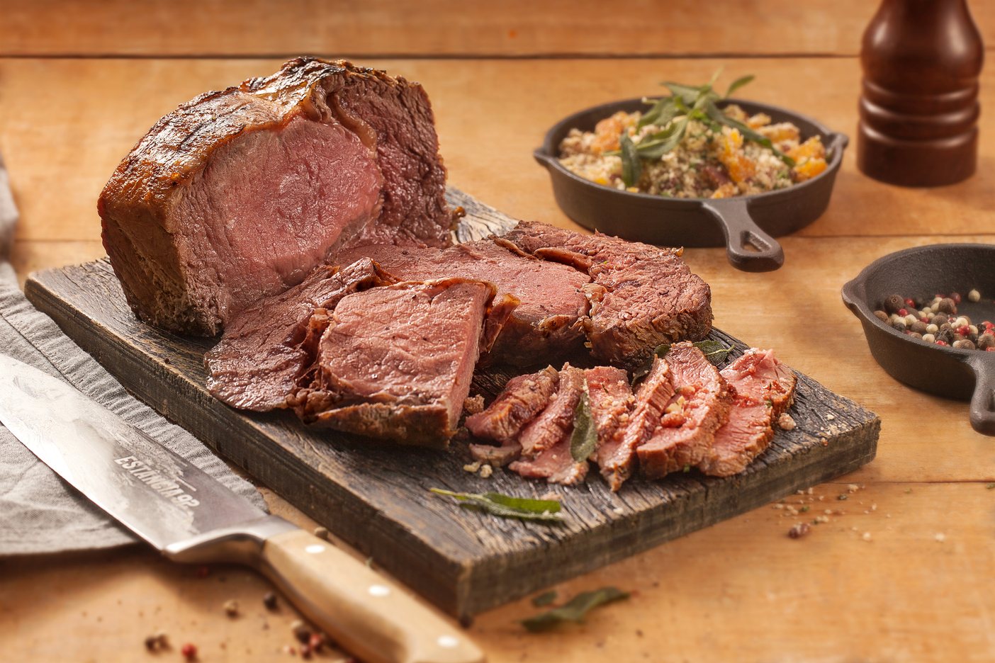 Receita de entrecôte servido com farofa de damasco, bacon e folhas de sálvia frita Receita de entrecôte servido com farofa de damasco, bacon e folhas de sálvia frita