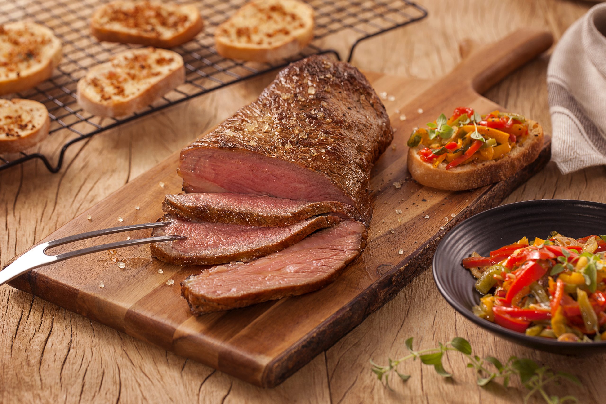 Como fazer maminha com bruschetta de alho e tiras de pimentão Como fazer maminha com bruschetta de alho e tiras de pimentão