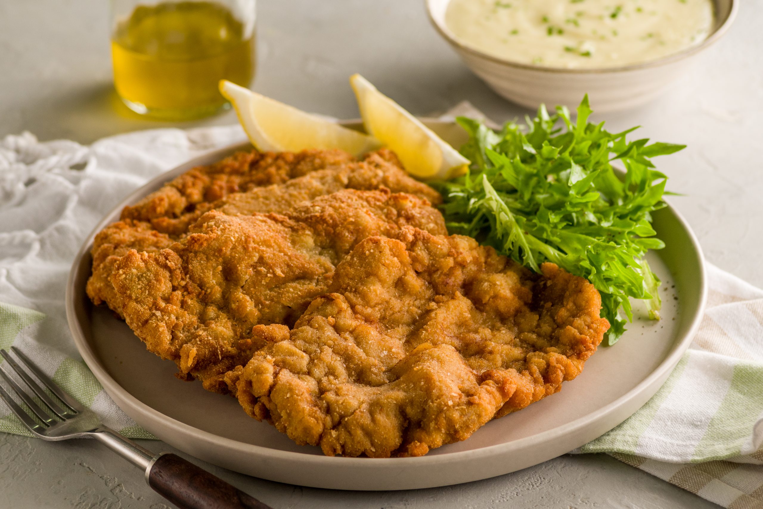 Receita de milanesa de filé mignon com purê de batatas e saladinha de folhas Receita de milanesa de filé mignon com purê de batatas e saladinha de folhas