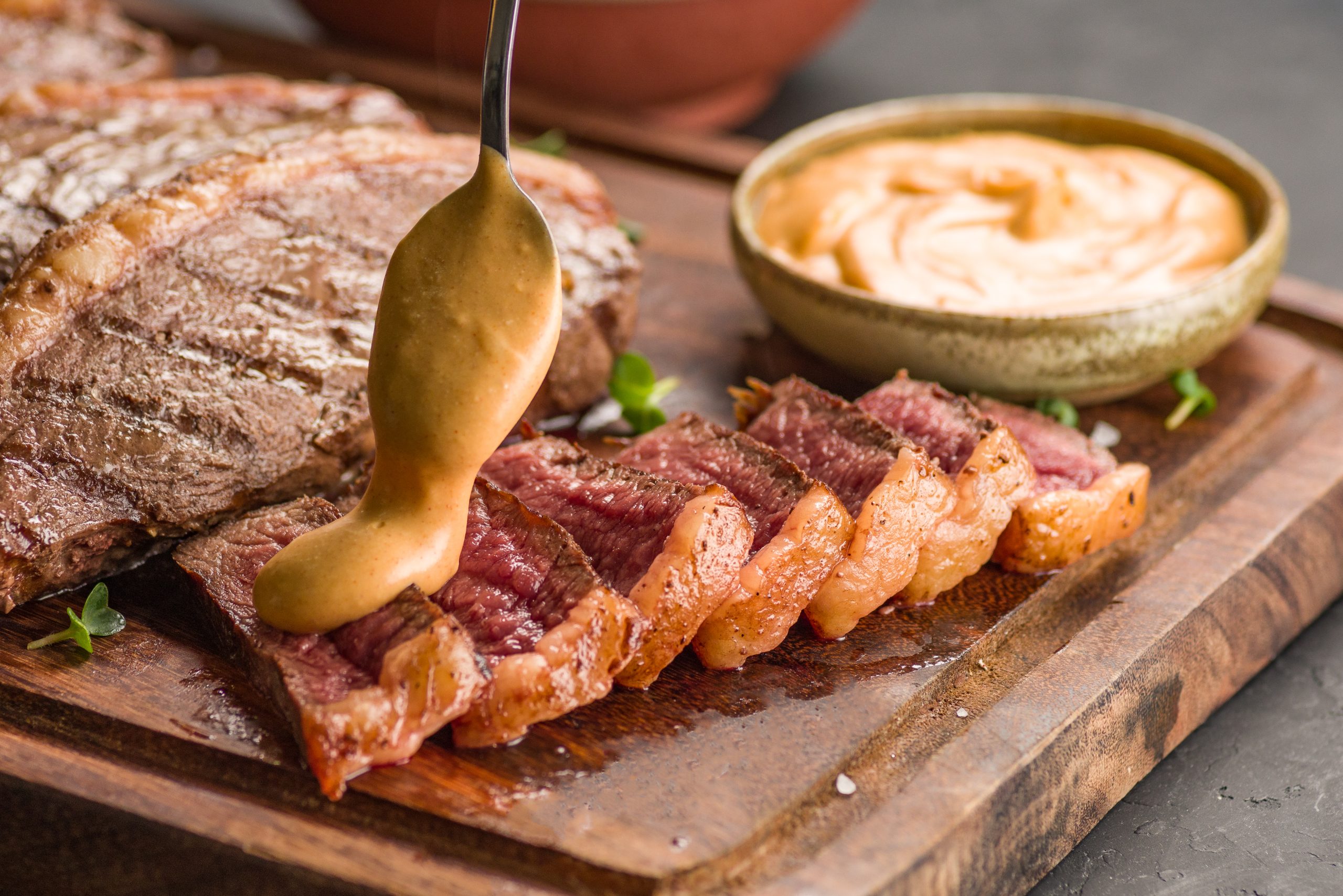 Aprende a hacer una tapa de cuadril con salsa cremosa de pimentón Aprende a hacer una tapa de cuadril con salsa cremosa de pimentón
