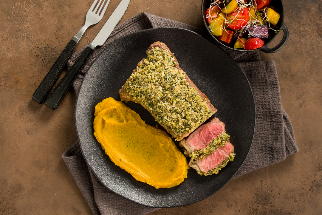 Receta de bife de chorizo en costra de hierbas con puré cremoso de calabaza Receta de bife de chorizo en costra de hierbas con puré cremoso de calabaza