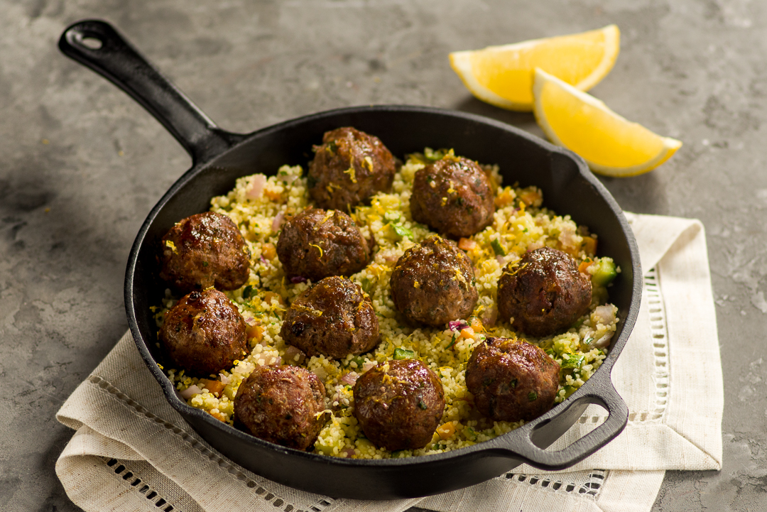 Receta de albóndigas de cordero con cuscús marroquí y mini verduras Receta de albóndigas de cordero con cuscús marroquí y mini verduras