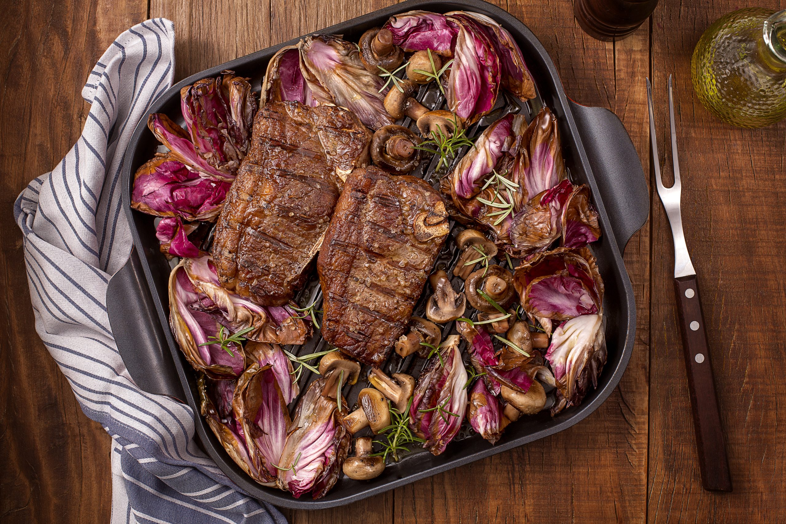 Aprenda a fazer bisteca New York com radicchio assado e cogumelos Aprenda a fazer bisteca New York com radicchio assado e cogumelos
