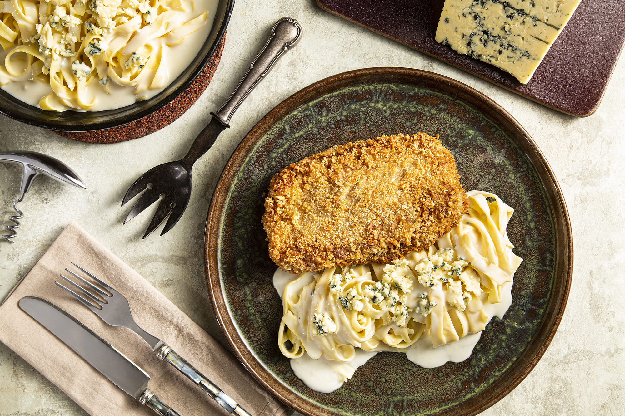 Chorizo à milanesa com fettuccine ao gorgonzola Chorizo à milanesa com fettuccine ao gorgonzola