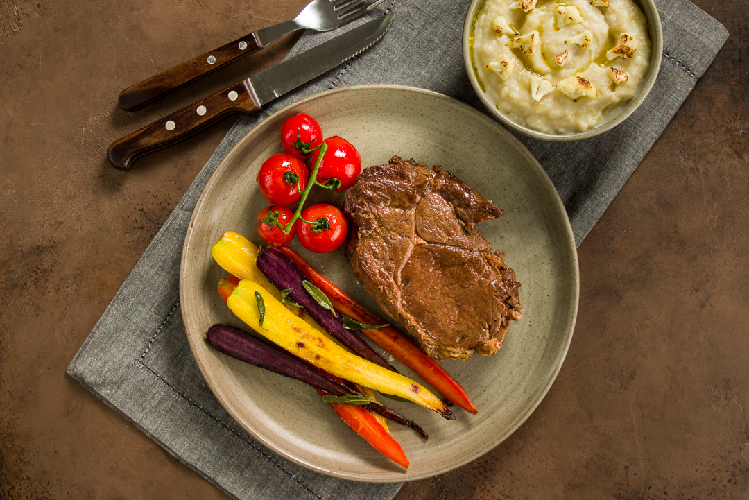 Aprenda a fazer entrecôte grelhado com purê de couve-flor e mini legumes na manteiga Aprenda a fazer entrecôte grelhado com purê de couve-flor e mini legumes na manteiga