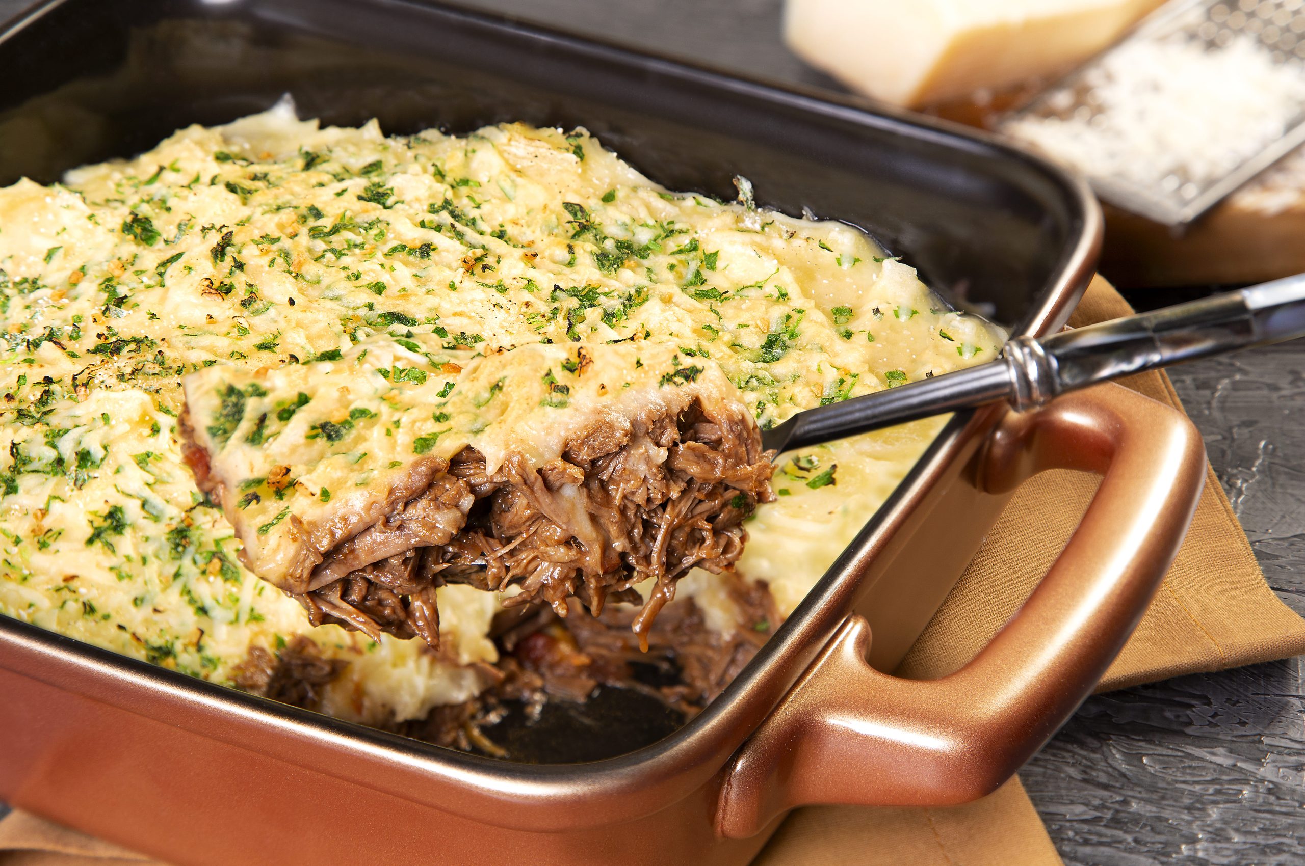Saiba como fazer um delicioso escondidinho de mandioca com carne desfiada Saiba como fazer um delicioso escondidinho de mandioca com carne desfiada