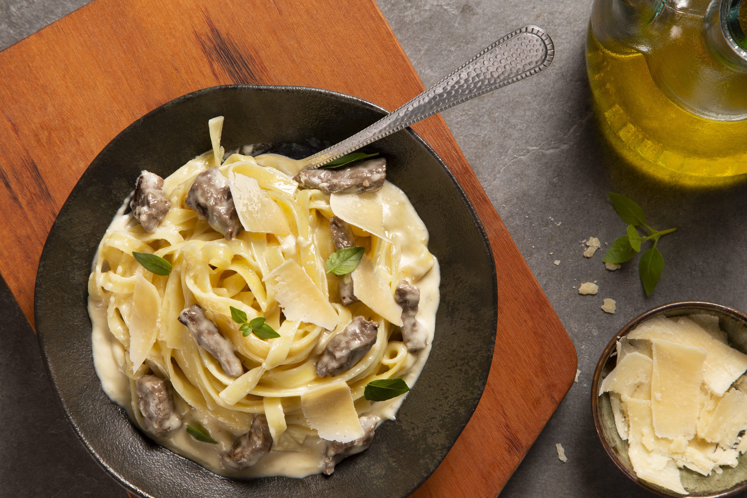 Fettuccine com tiras de patinho e fonduta de parmesão Fettuccine com tiras de patinho e fonduta de parmesão
