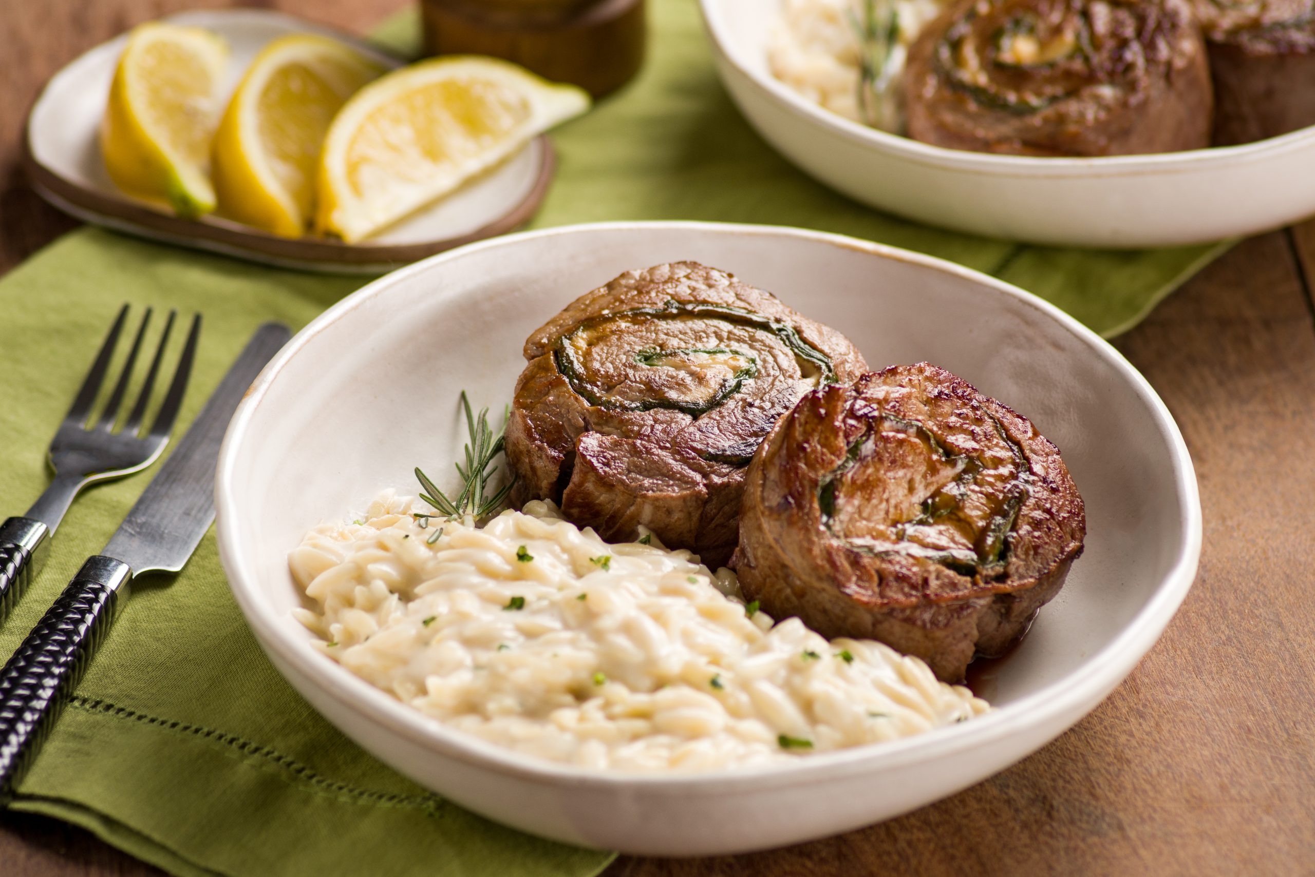 Receta de solomito relleno con espinacas, queso feta y risoni con crema de limón siciliano Receta de solomito relleno con espinacas, queso feta y risoni con crema de limón siciliano