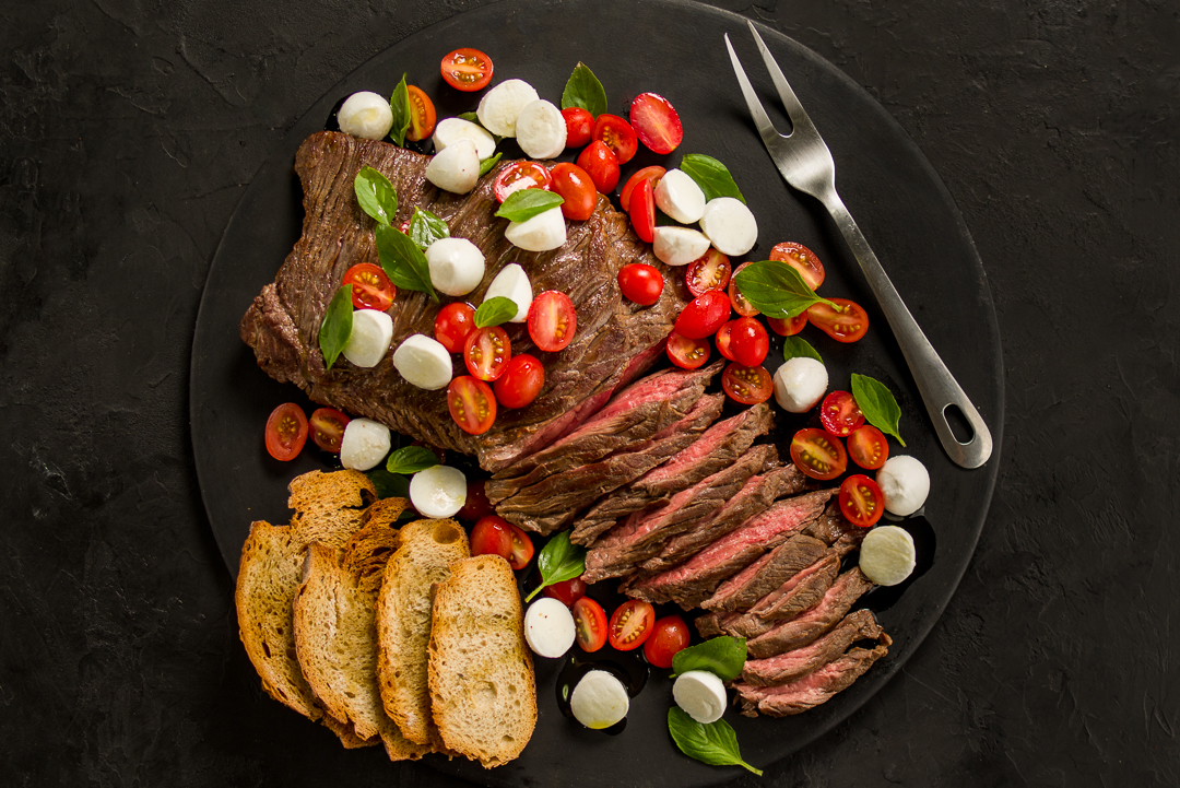 Receita de fraldinha grelhada com salada caprese Receita de fraldinha grelhada com salada caprese