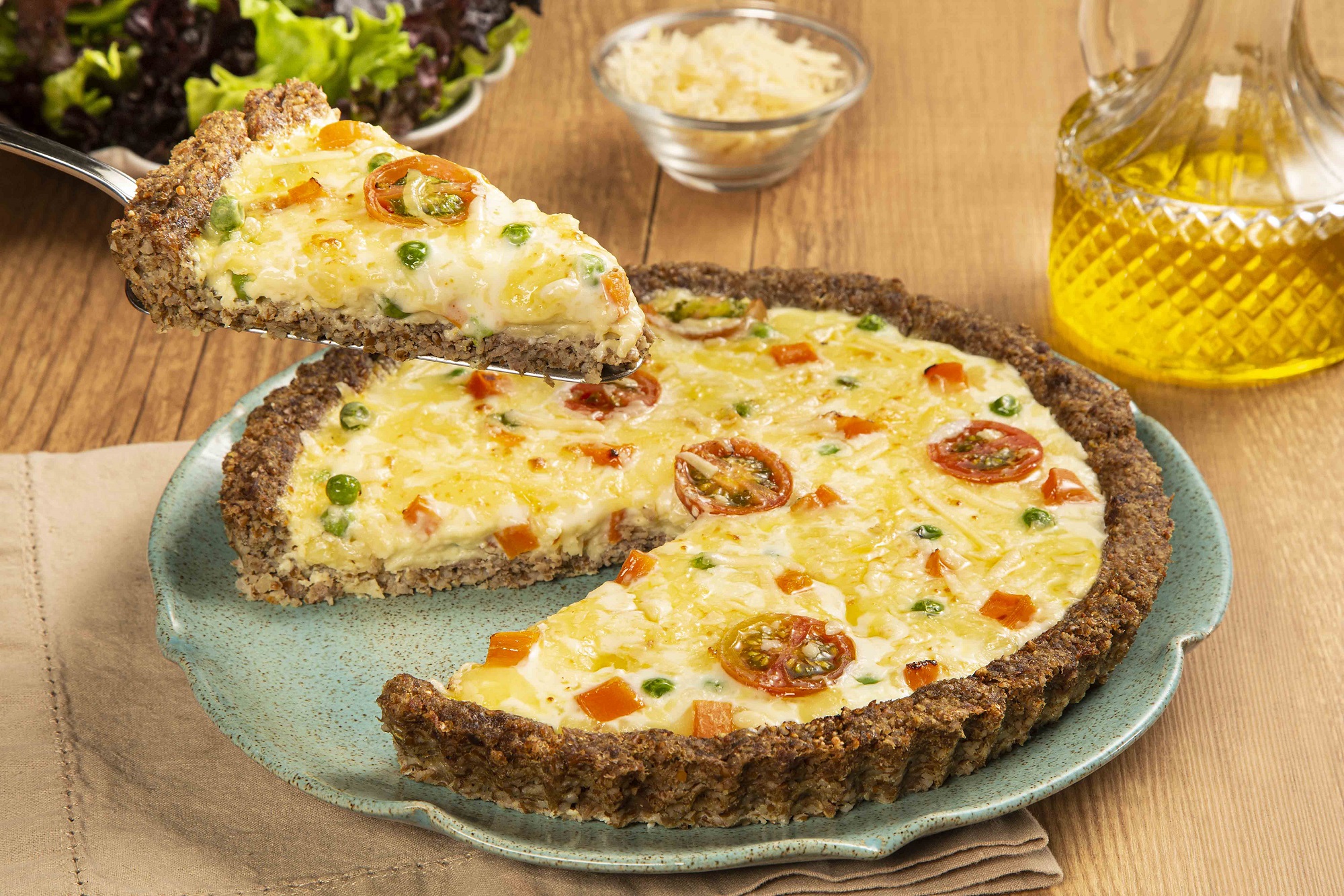 Quiche de carne com recheio de legumes e queijo Quiche de carne com recheio de legumes e queijo