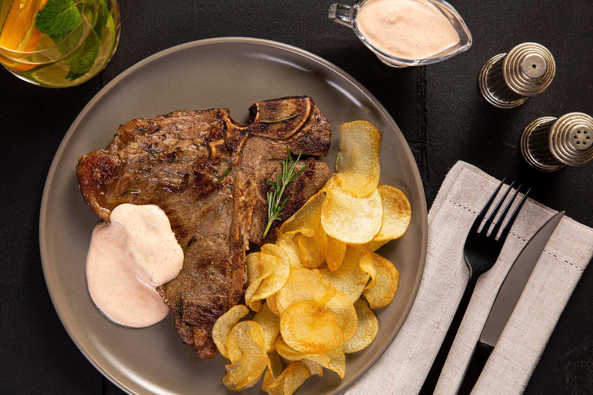 T-bone marinado no whisky com batata chips e molho ranch T-bone marinado no whisky com batata chips e molho ranch