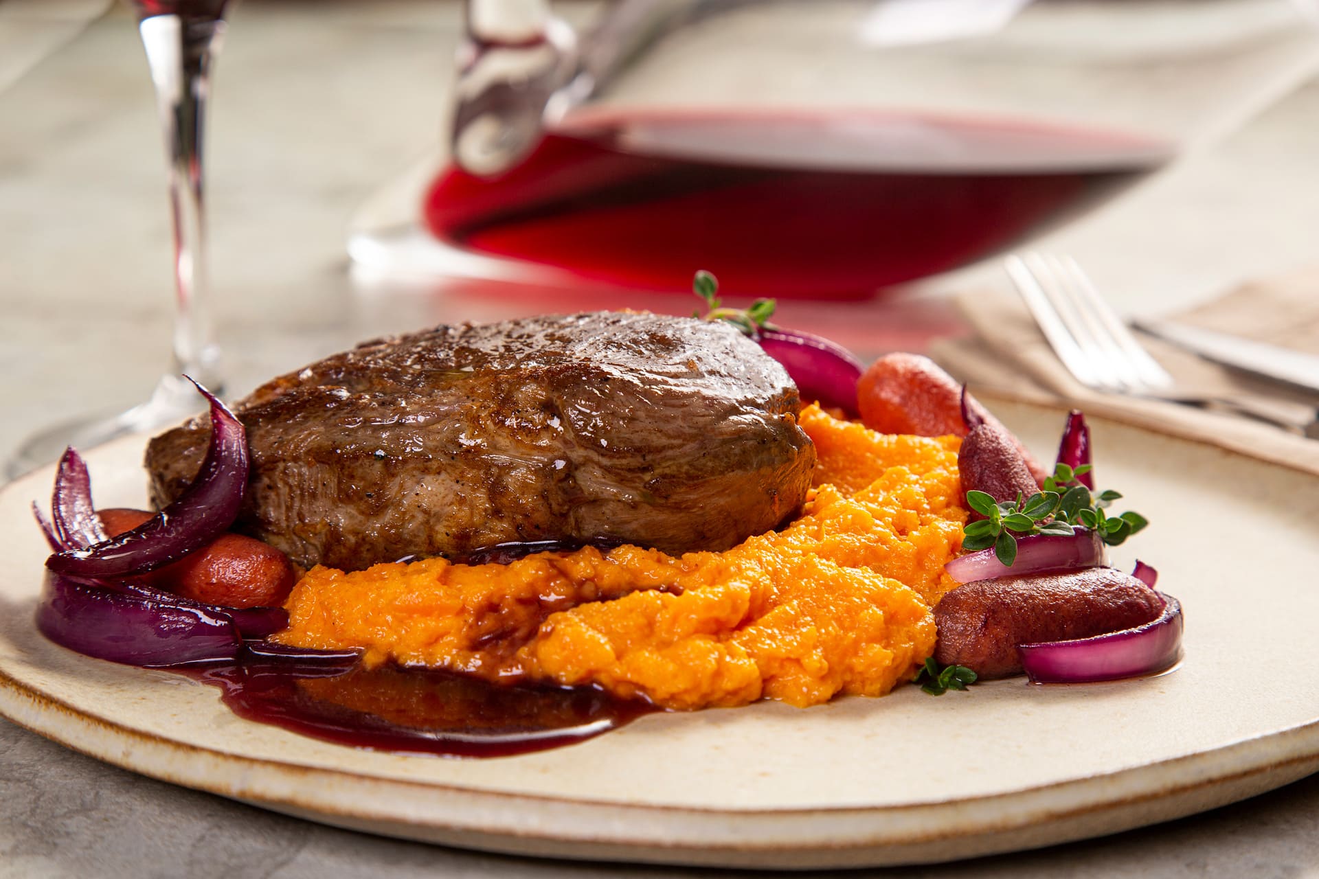 Entrecôte grelhado com purê de cenoura e molho de vinho tinto Entrecôte grelhado com purê de cenoura e molho de vinho tinto