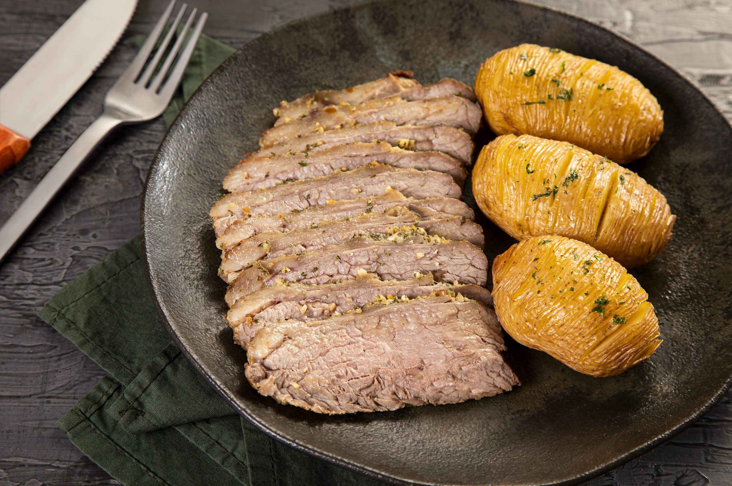 Maminha assada com pasta de alho e batatas hasselback Maminha assada com pasta de alho e batatas hasselback