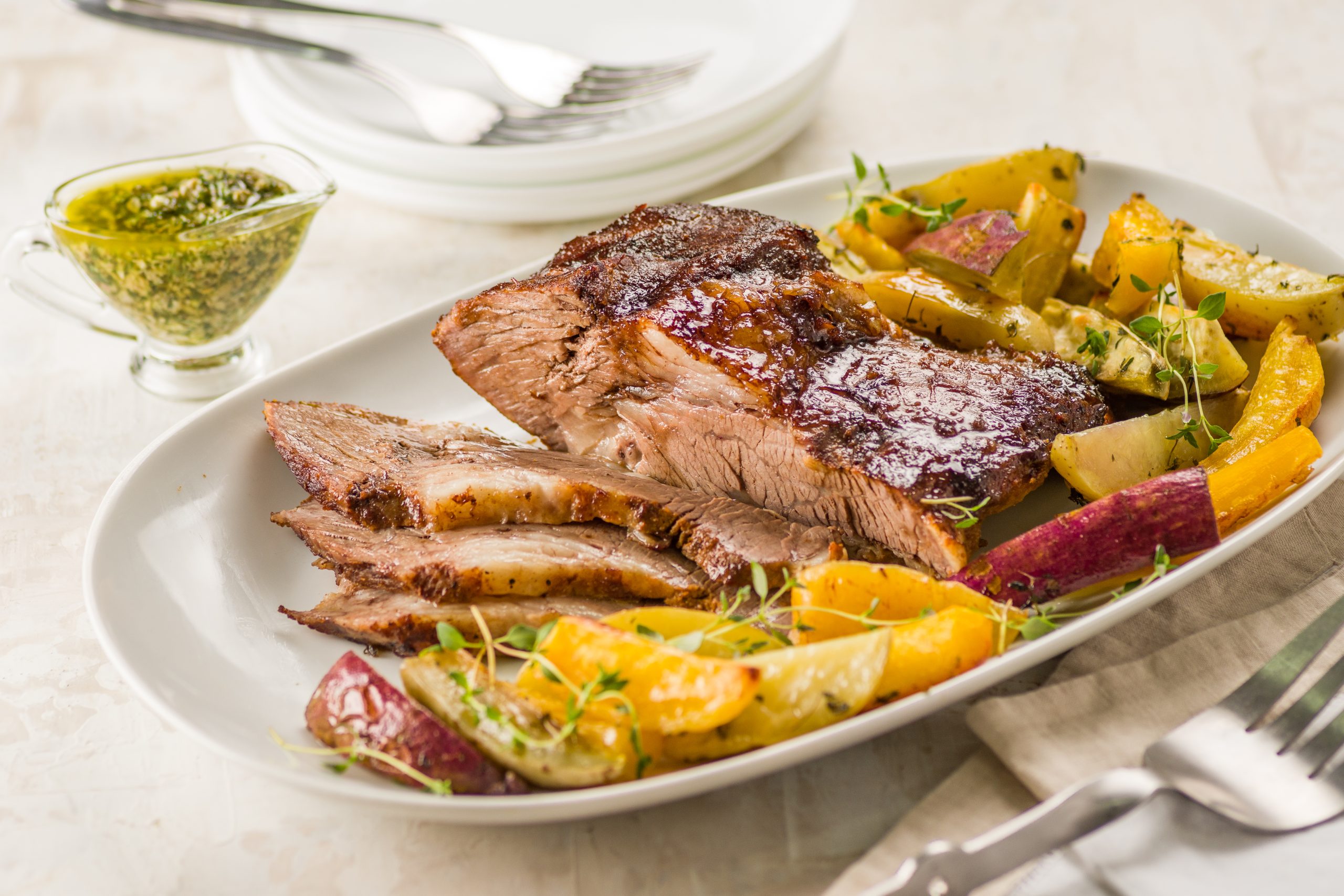 Receta de pecho de res asado con pesto de alcaparras y menta + mix de tubérculos Receta de pecho de res asado con pesto de alcaparras y menta + mix de tubérculos