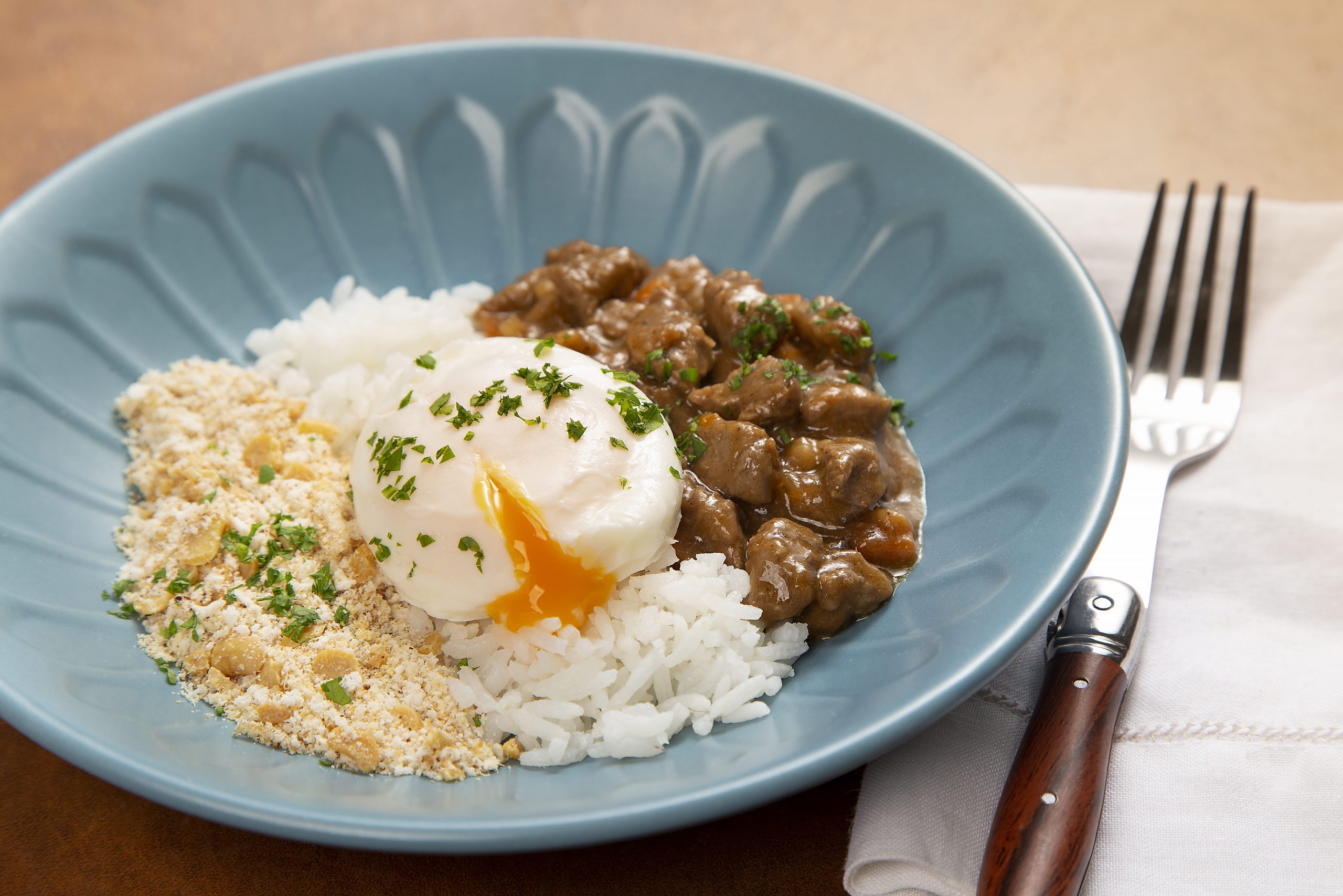 Receta de filet mignon de carne picada con huevo escalfado y farofa Receta de filet mignon de carne picada con huevo escalfado y farofa