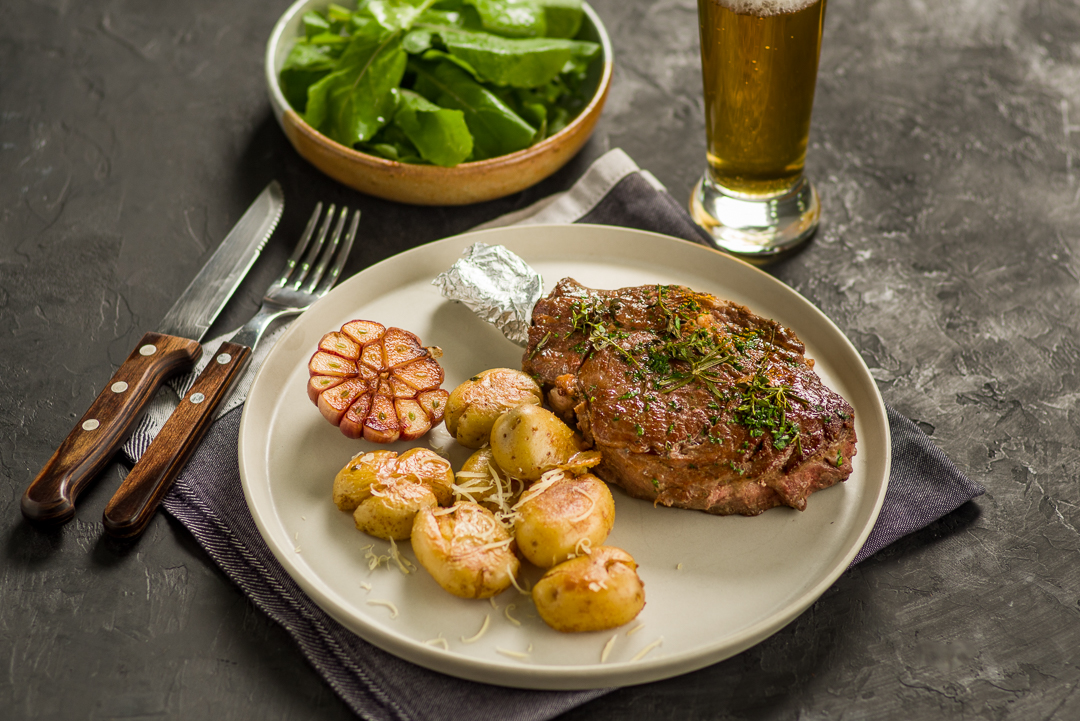 Aprenda a fazer Prime Rib assado com ervas e batatas ao murro com alho e parmesão Aprenda a fazer Prime Rib assado com ervas e batatas ao murro com alho e parmesão