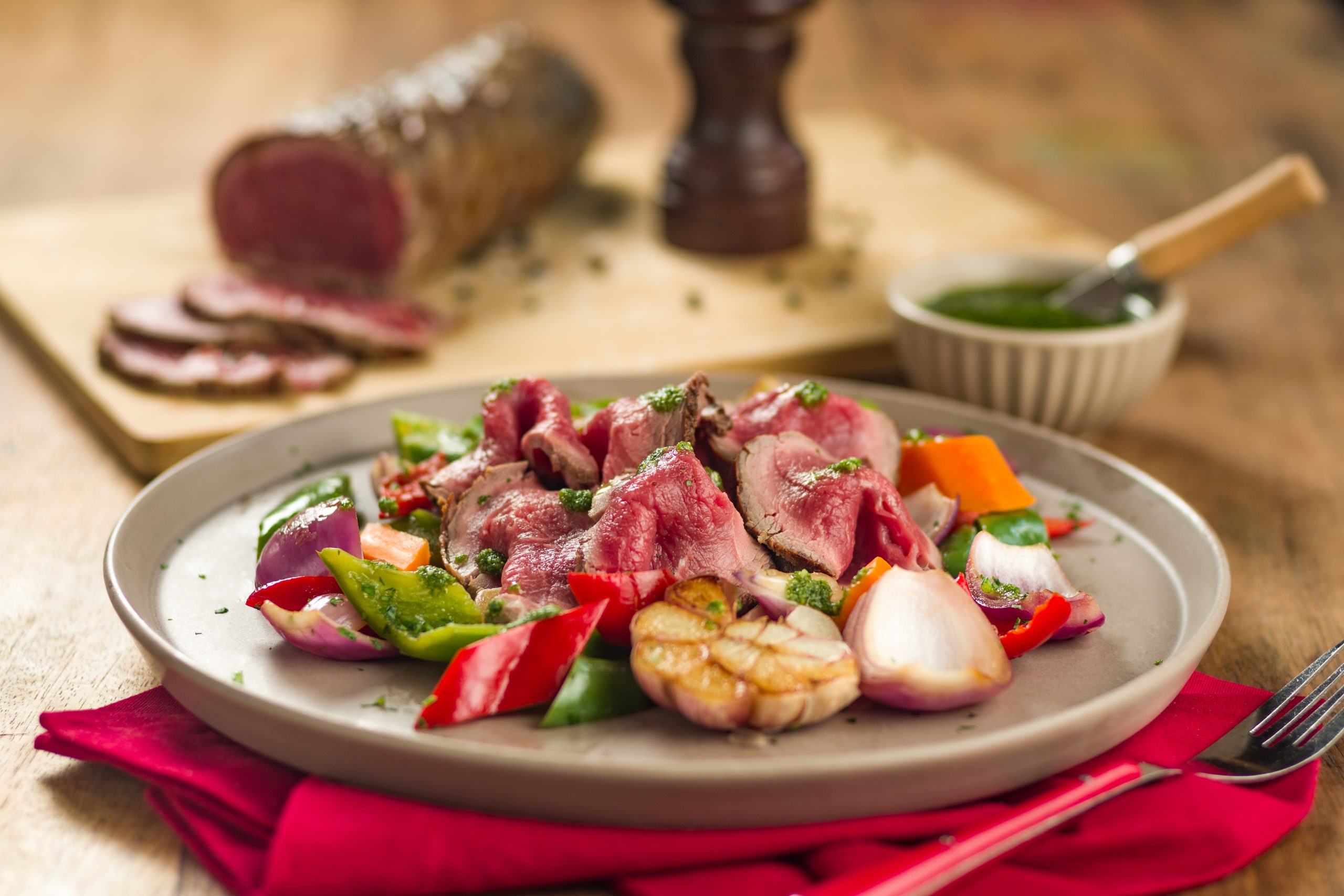 Receita fácil de rosbife com legumes rústicos e molho de ervas Receita fácil de rosbife com legumes rústicos e molho de ervas