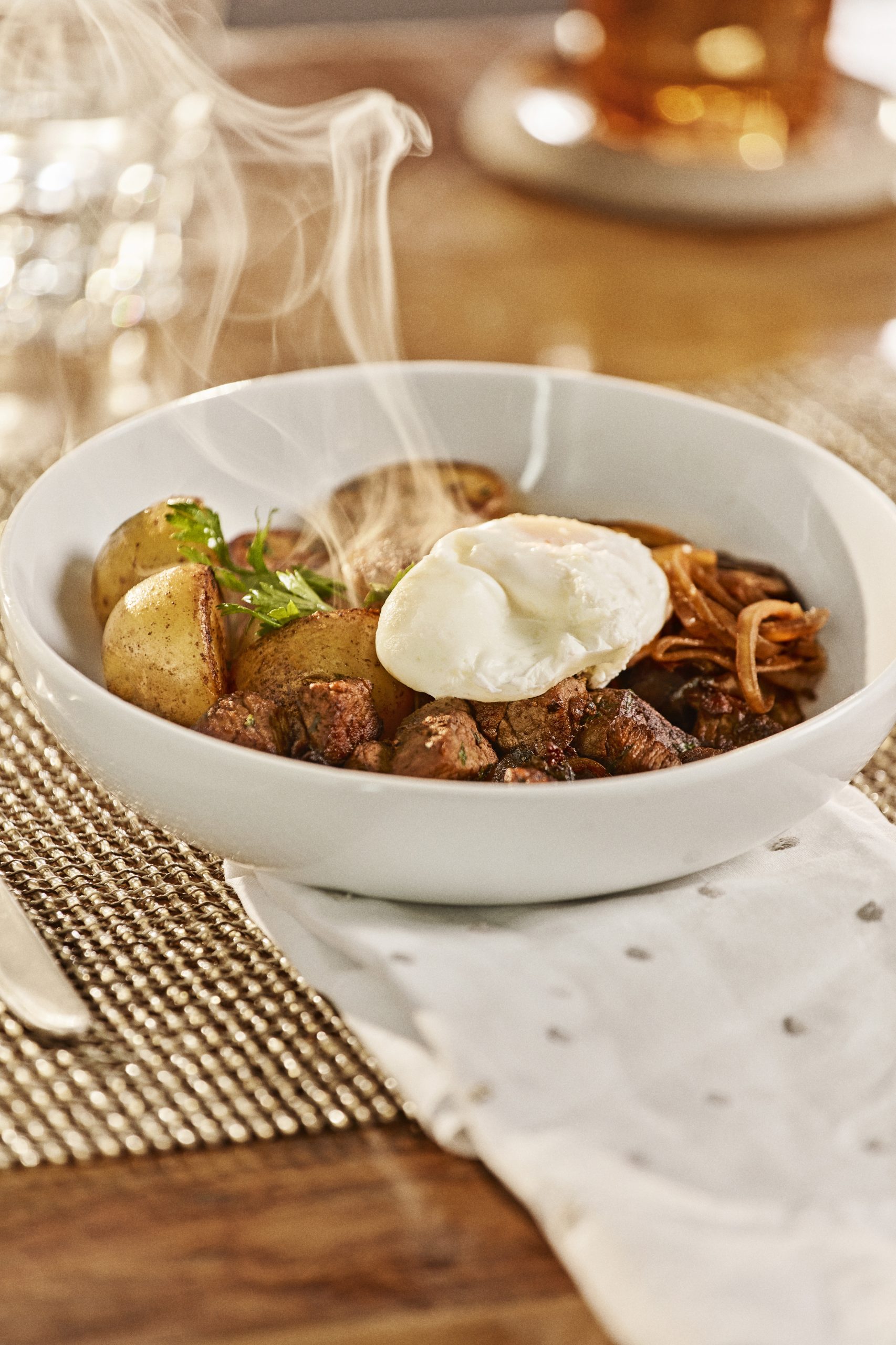 Picadinho de filé mignon com batata salteada, cebola caramelizada e ovo poché Picadinho de filé mignon com batata salteada, cebola caramelizada e ovo poché