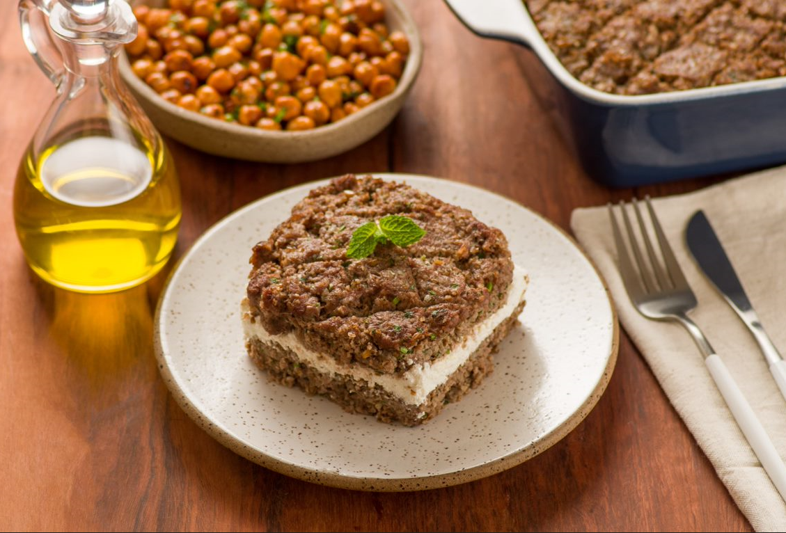Receta de kibe al horno con crema de ricota y ensalada de garbanzos crujientes Receta de kibe al horno con crema de ricota y ensalada de garbanzos crujientes