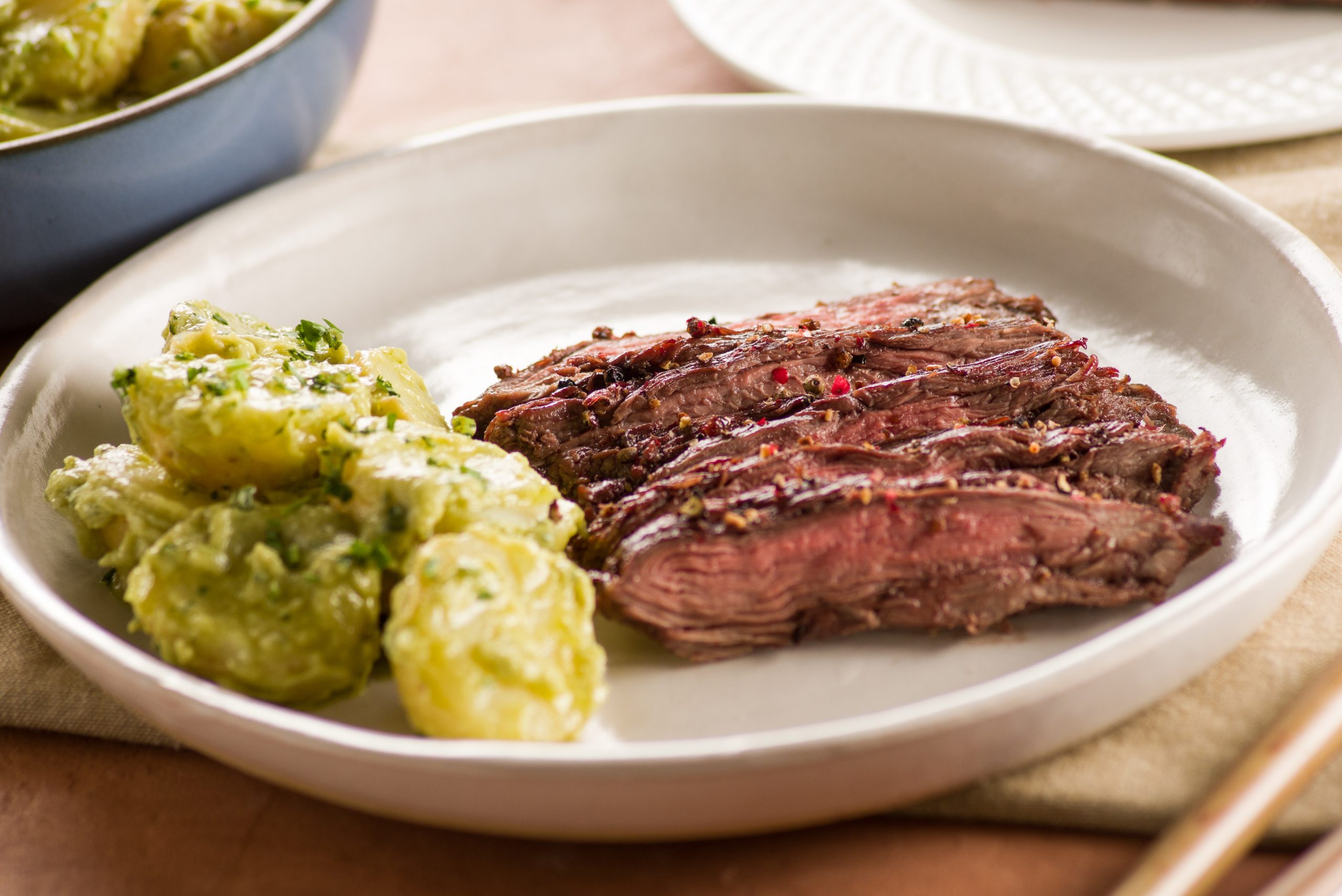 Entranã fina asada con mezcla de pimientas y ensalada de papas con mayonesa de aguacate Entranã fina asada con mezcla de pimientas y ensalada de papas con mayonesa de aguacate