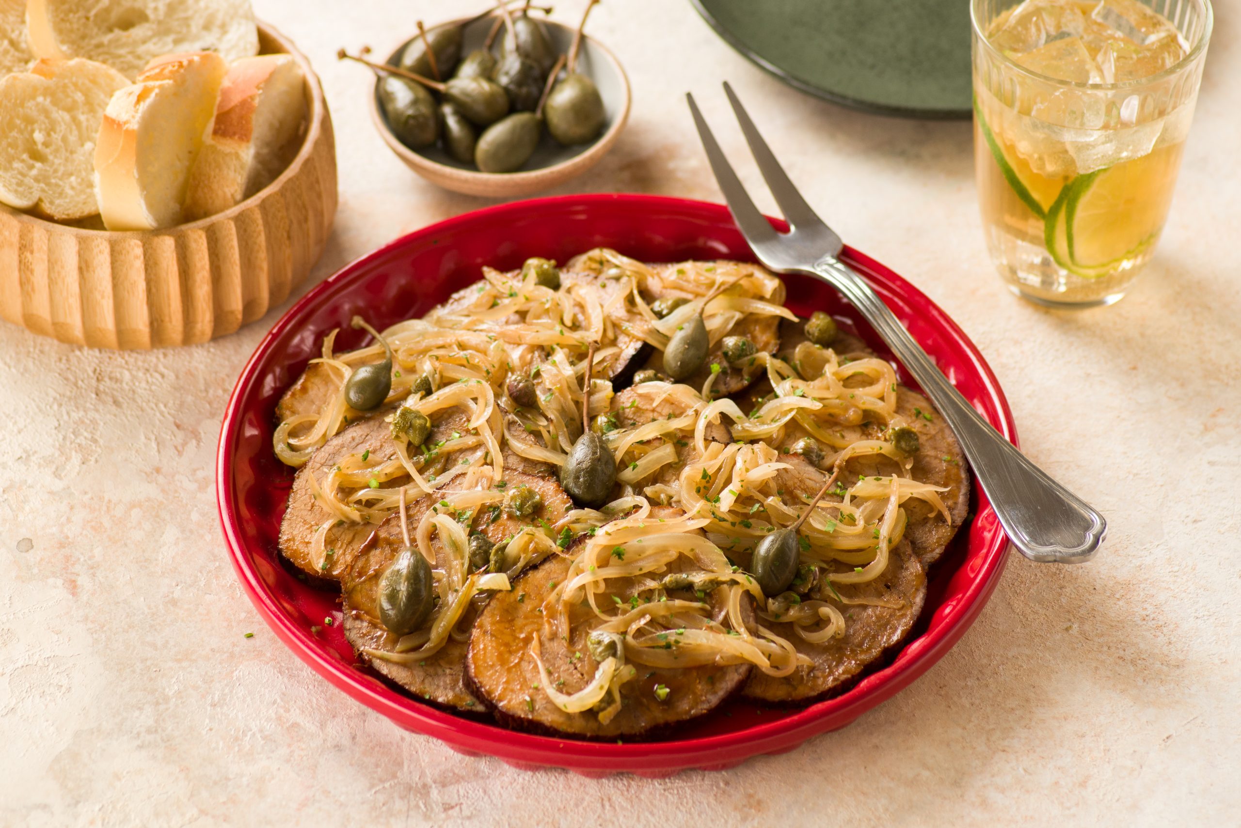 Cómo hacer peceto cocido a presión con salsa de cebollas, alcaparras y nueces Cómo hacer peceto cocido a presión con salsa de cebollas, alcaparras y nueces