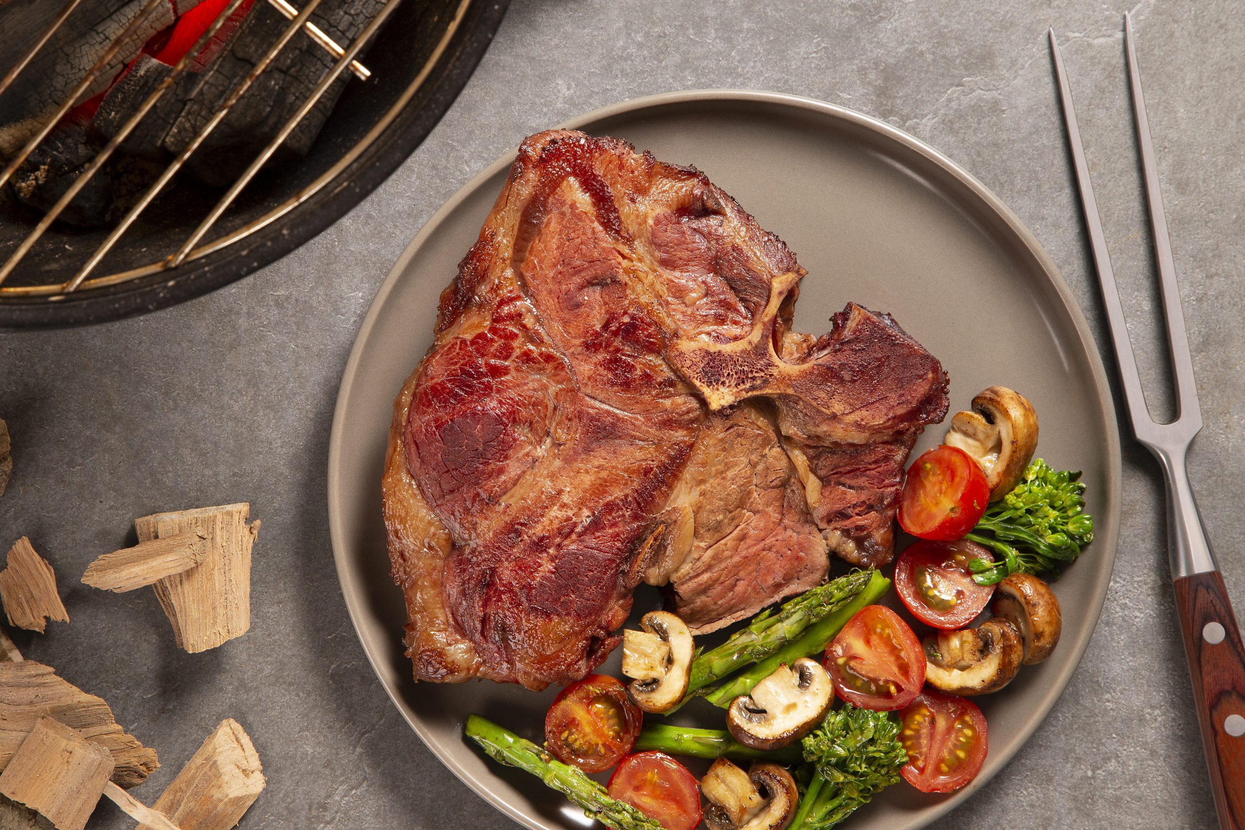 Receita de T-Bone e legumes defumados na panela Receita de T-Bone e legumes defumados na panela