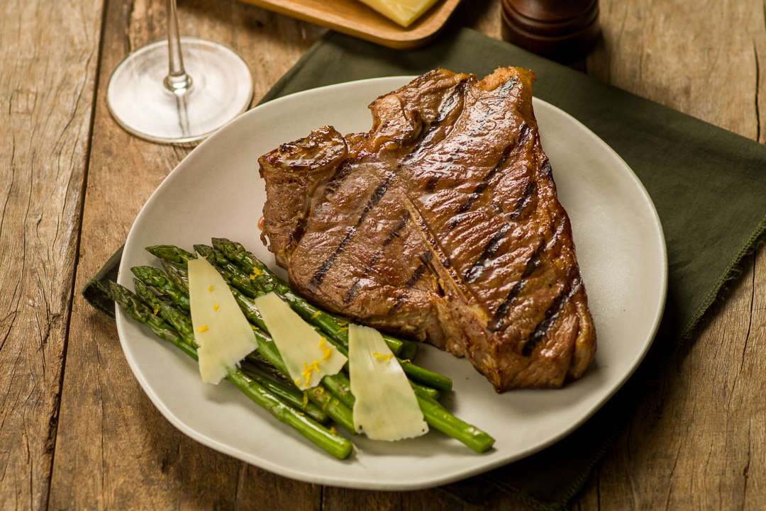 Cómo hacer T-Bone a la plancha con mantequilla de trufa, espárragos a la plancha con limón y virutas de queso pecorino Cómo hacer T-Bone a la plancha con mantequilla de trufa, espárragos a la plancha con limón y virutas de queso pecorino