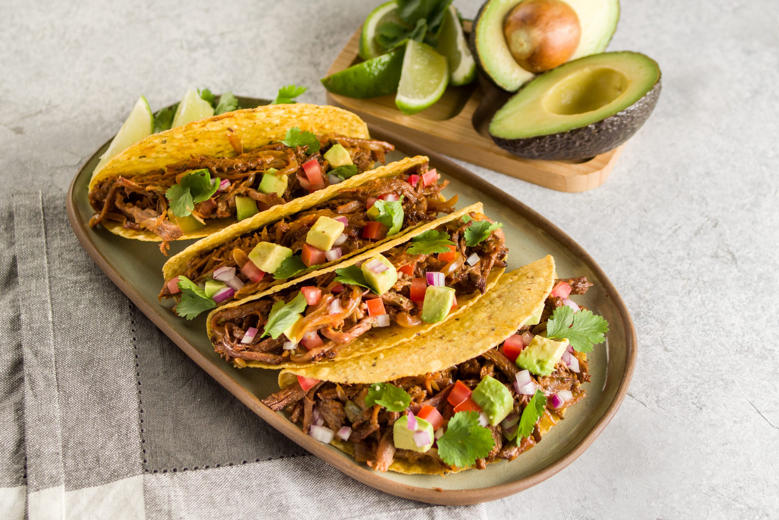 Cómo hacer taco picante de muslo desmenuzado, aguacate y cilantro Cómo hacer taco picante de muslo desmenuzado, aguacate y cilantro