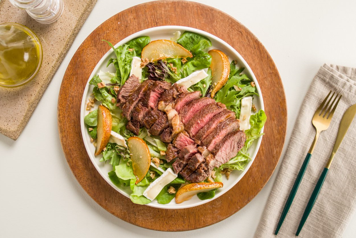 Cómo hacer bife ancho a la parrilla con ensalada verde mixta, peras a la miel, brie y nueces Cómo hacer bife ancho a la parrilla con ensalada verde mixta, peras a la miel, brie y nueces