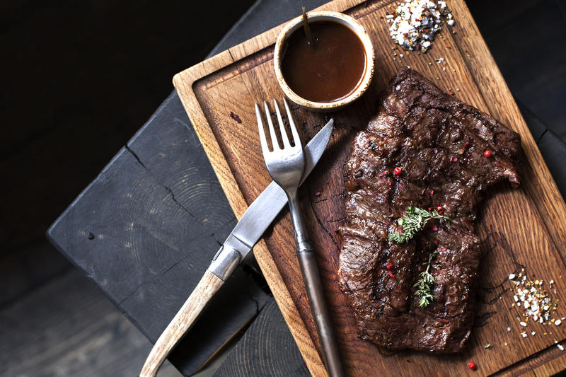 Churrasco de bife marinado no uísque Churrasco de bife marinado no uísque