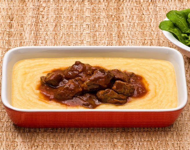 Faça em casa: carne ao molho com polenta Faça em casa: carne ao molho com polenta