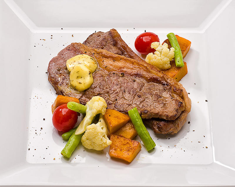 Bife angosto con mantequilla aromatizada y legumbres Bife angosto con mantequilla aromatizada y legumbres