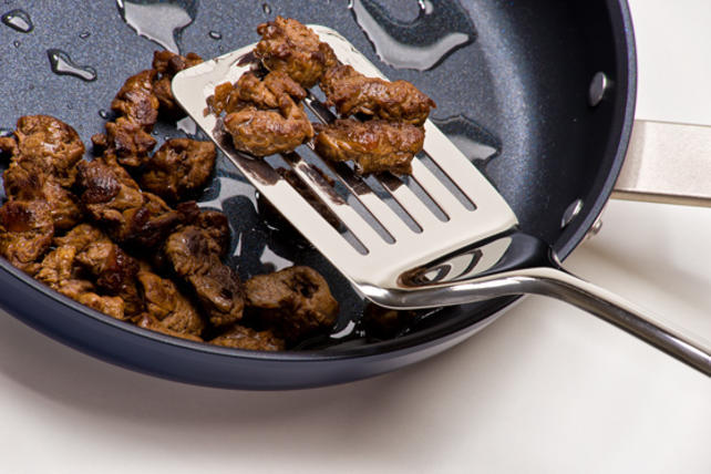 Petisco delicioso: tiras de carne ao molho de ervas Petisco delicioso: tiras de carne ao molho de ervas