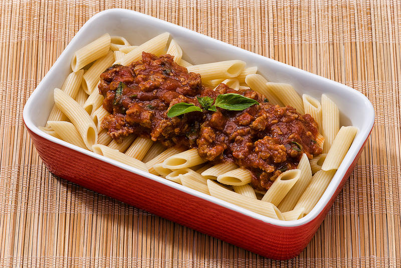 Penne a la boloñesa para el almuerzo en familia Penne a la boloñesa para el almuerzo en familia