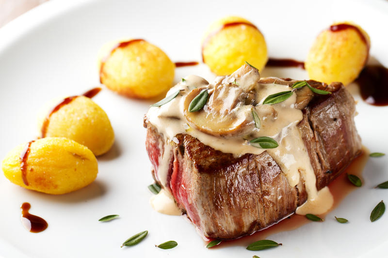 Filé mignon assado com champignon e alho Filé mignon assado com champignon e alho