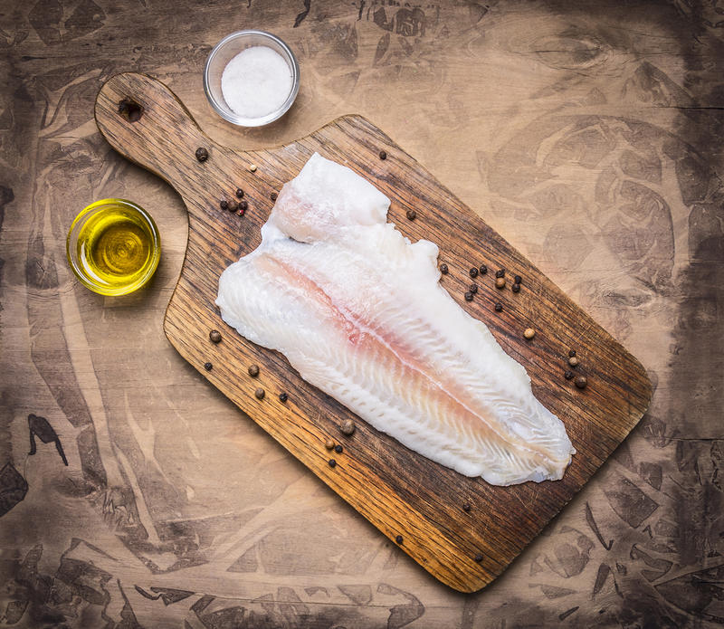 Pescado asado con tomate y pimentón Pescado asado con tomate y pimentón